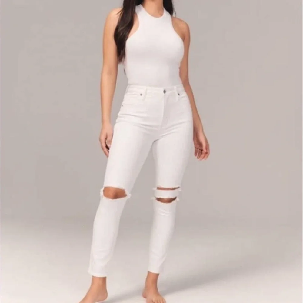 Abercrombie & Fitch The Super Skinny High Rise White Distressed Jeans 28 6 Short